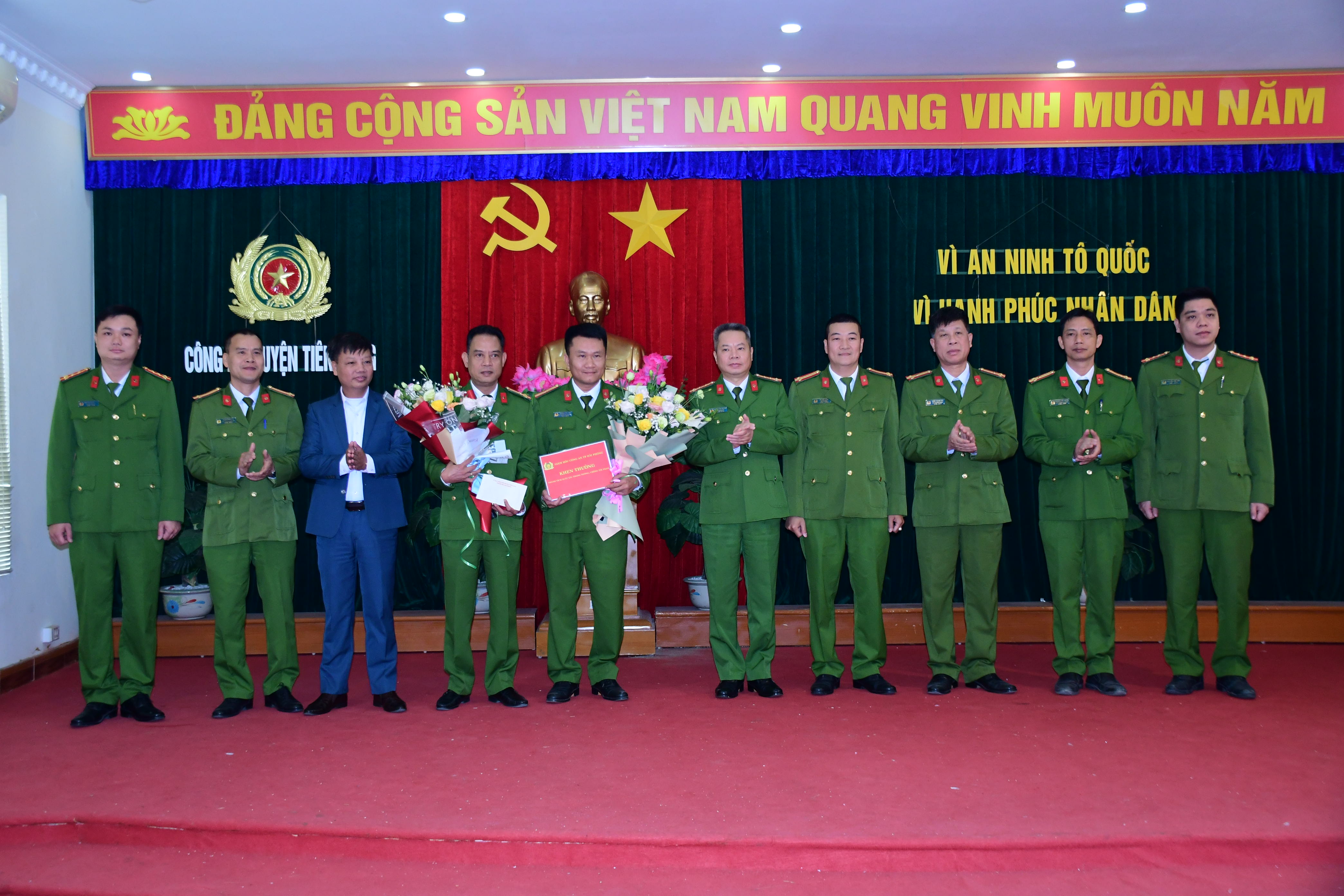 Khen thưởng Công an huyện Tiên Lãng lập thành tích xuất sắc trong đợt cao điểm tấn công trấn áp tội phạm